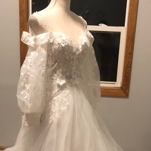 Wedding Dress (unused, exactly like new)